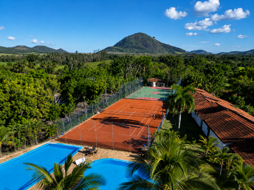 Quadra de tênis em Guarapari no Acquamarine Park Hotel, com iluminação para partidas noturnas