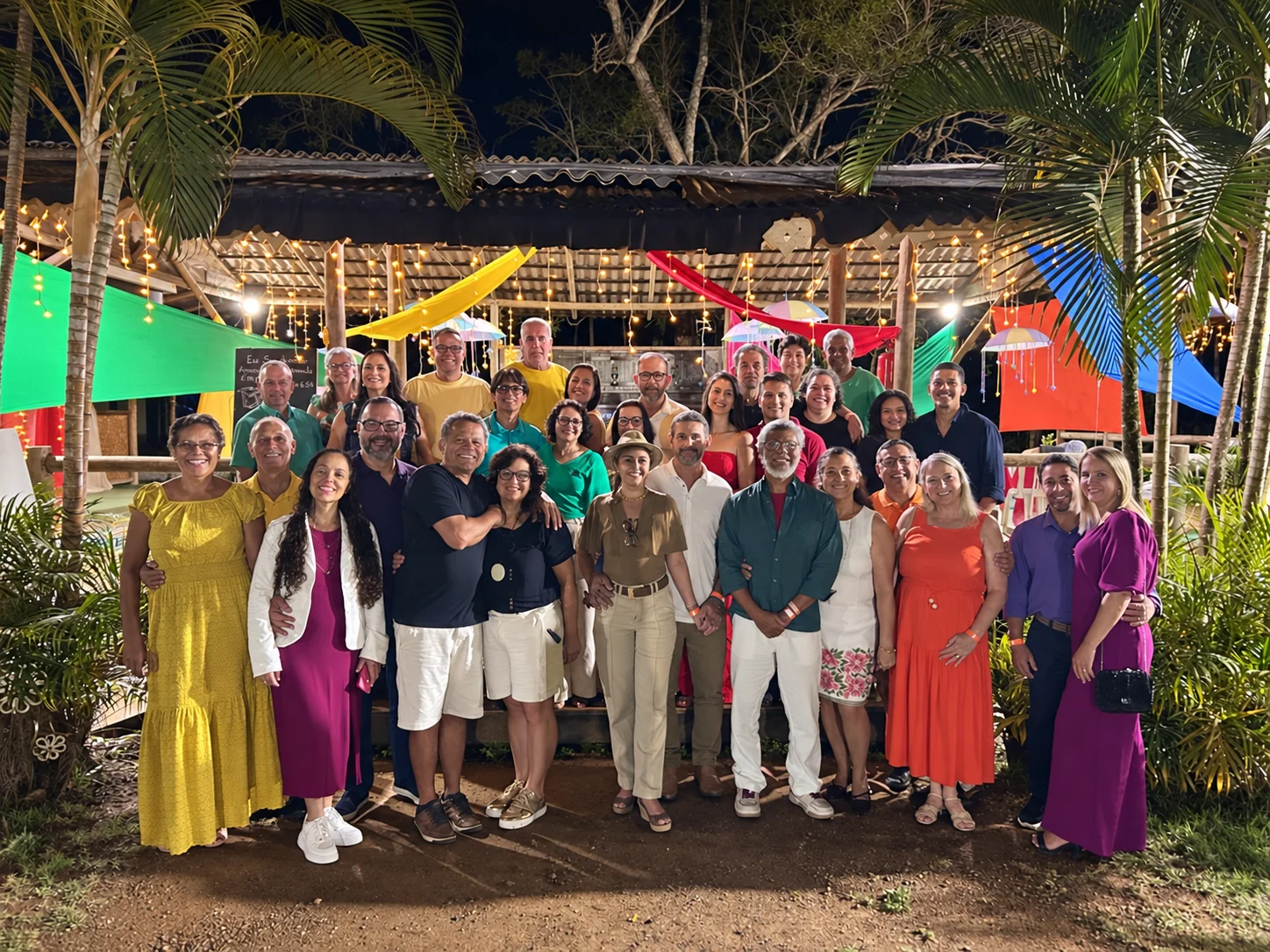 Grupo reunido à noite em frente à cabana decorada do Acquamarine Park Hotel