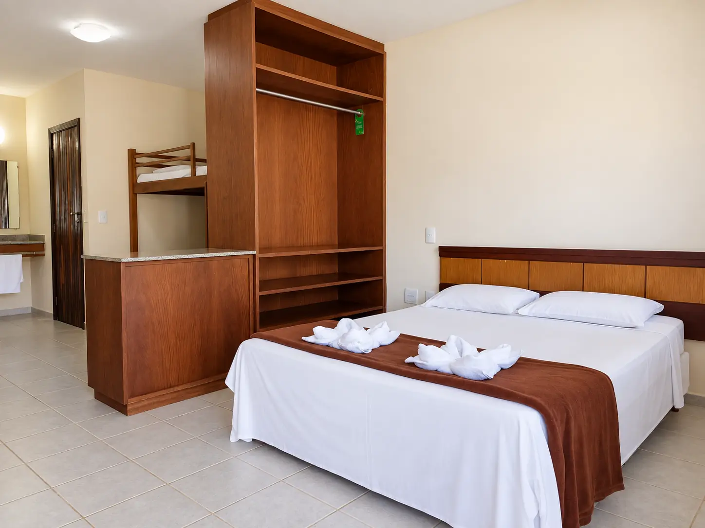 Apartamento Quádruplo do Acquamarine Park Hotel, com cama de casal, beliche e armário