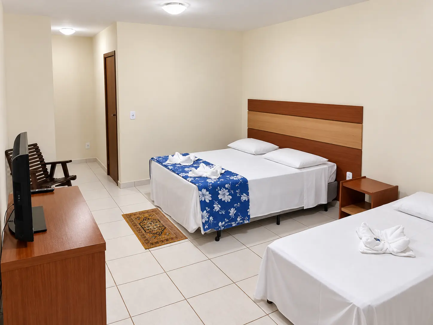 Apartamento Triplo do Acquamarine Park Hotel, com cama de casal, cama de solteiro e TV