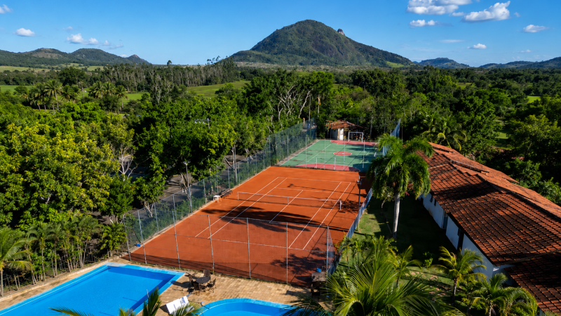 Quadra de tênis em Guarapari no Acquamarine Park Hotel, com iluminação para partidas noturnas